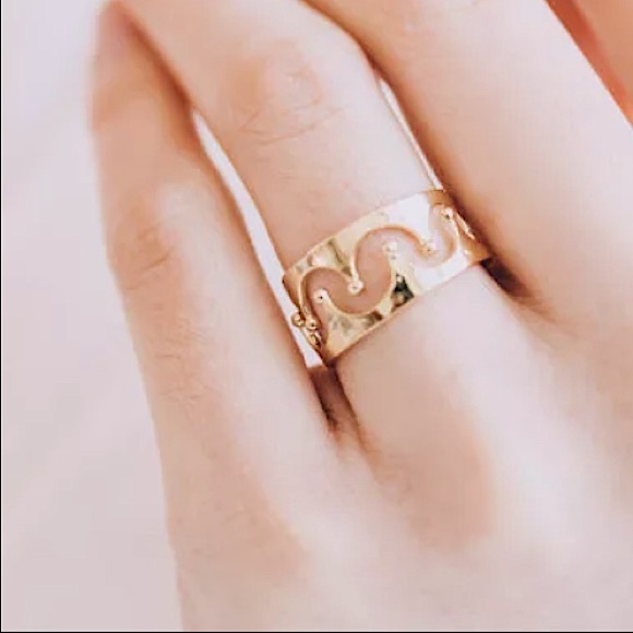 “Your Majesty” Royal Queen Minimalist Crown Ring - Picture 9 of 9